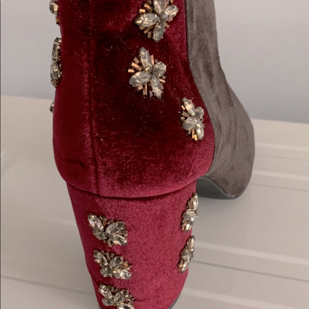 NWT gemstone embellished booties. Sz.9 - Picture 5 of 8